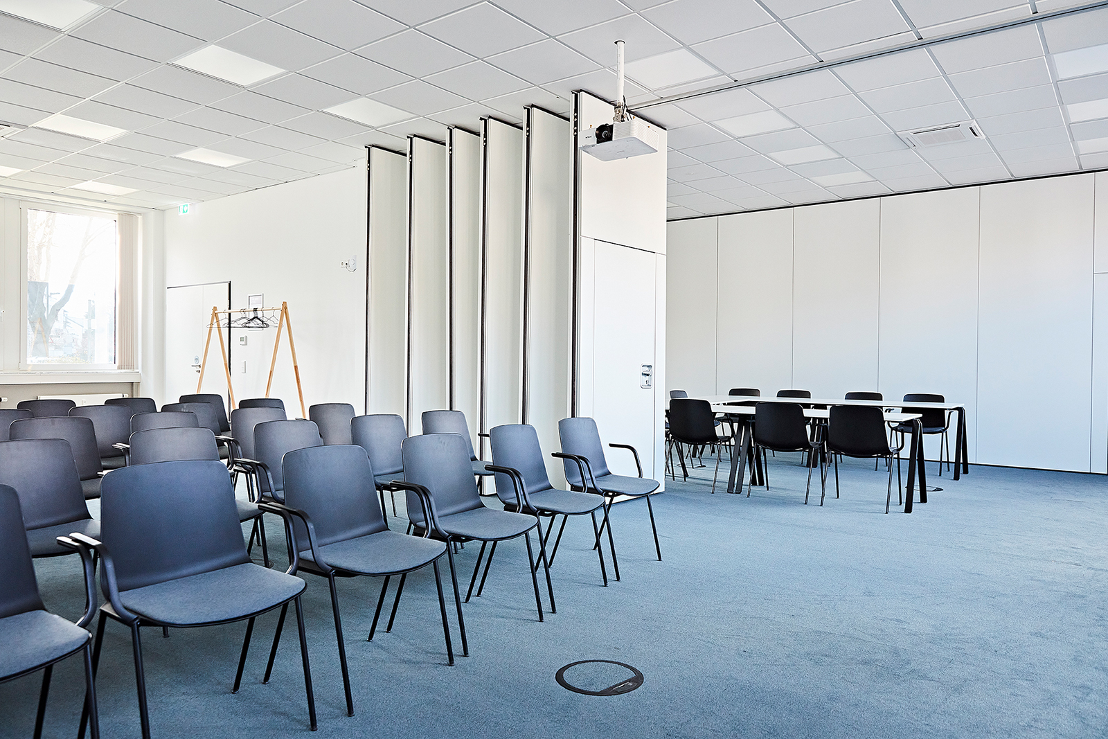 Konferenzraum B und C – geöffnete Trennwand und Beamer